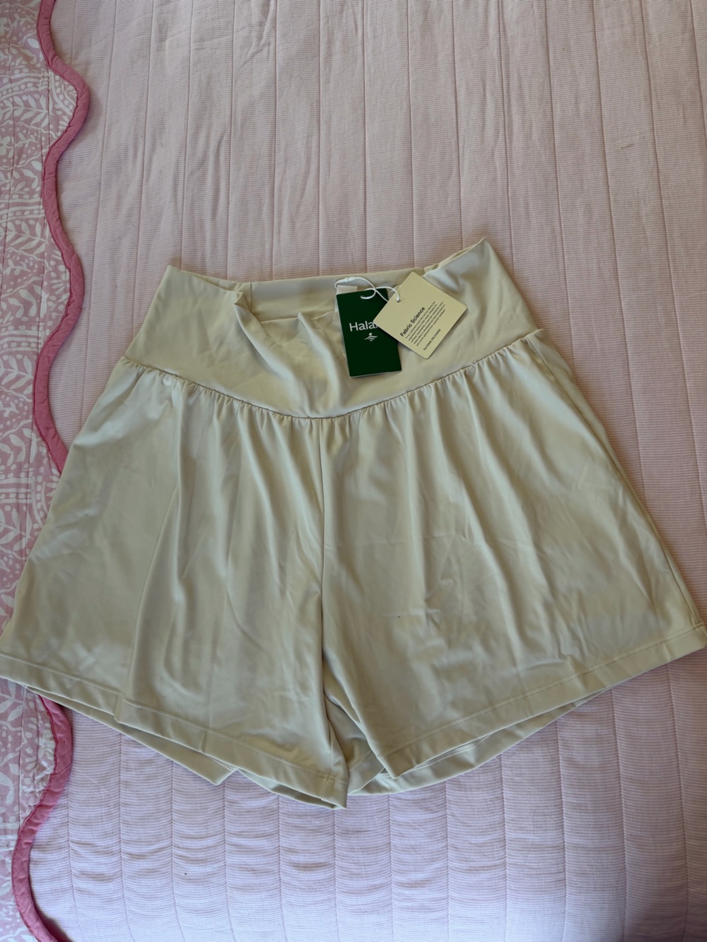 HALARA Cream Athletic Shorts